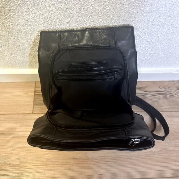 Wilson Leather Backpack, vintage, zipper pockets - Picture 3 of 4